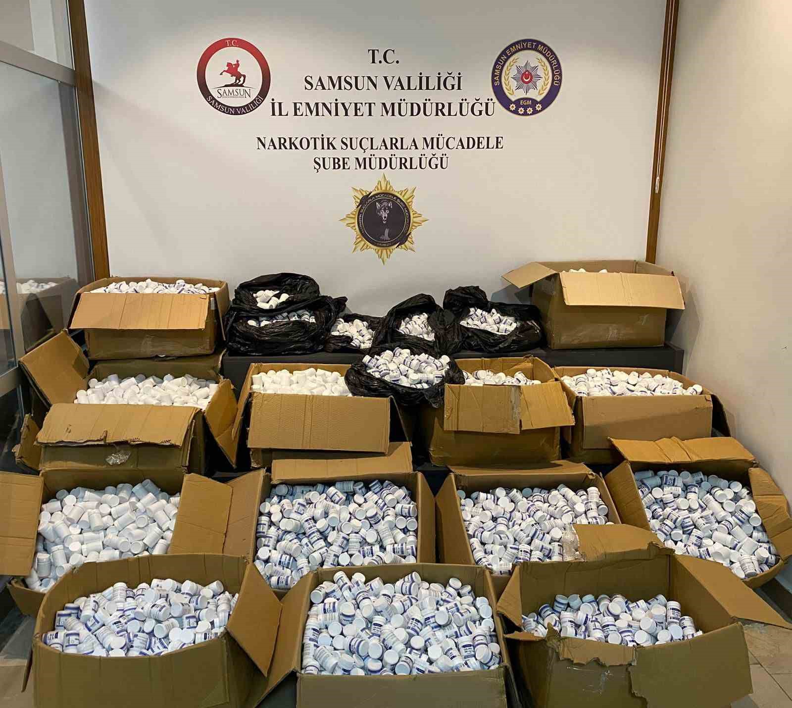 SAMSUN’DA PEŞ PEŞE GİDEN 3 ARAÇTAN 350 BİN UYUŞTURUCU HAP ÇIKTI